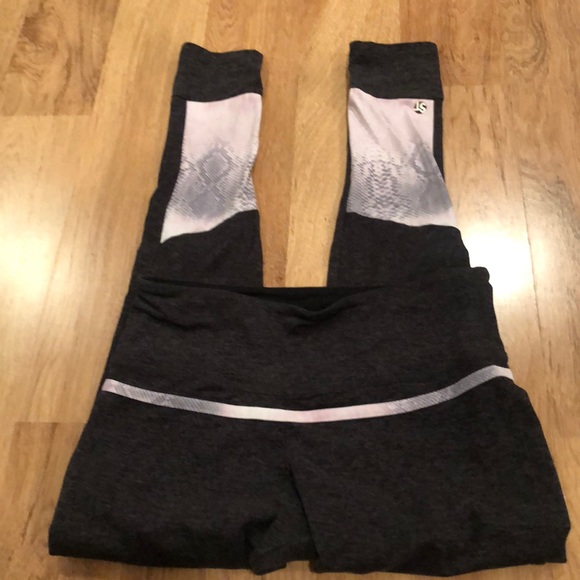 💕Strut this cropped leggings💕 - Picture 1 of 4